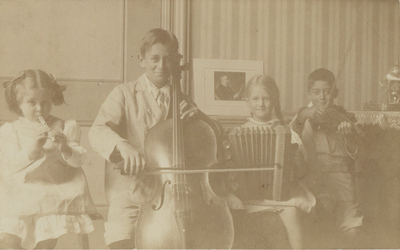 604984 Afbeelding van Henri Daniël van Goudoever met zijn cello en zijn eveneens musicerende zusjes Rosine Sara (links) ...